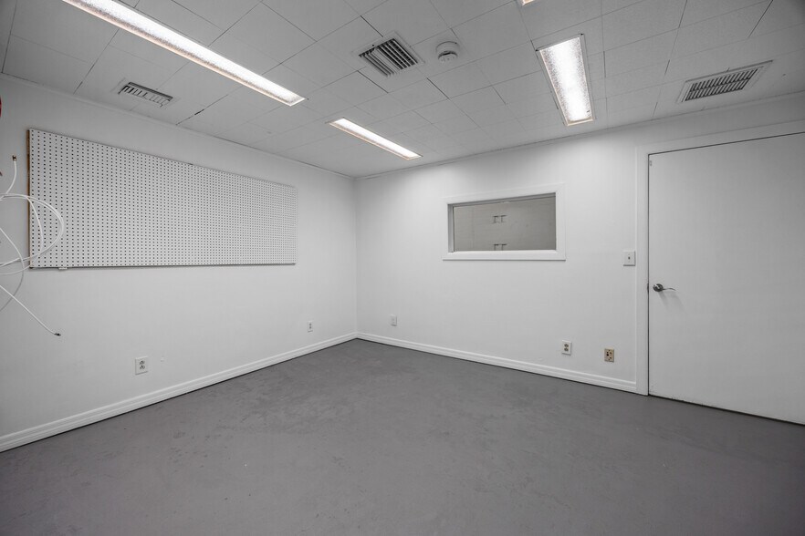 More Photos Of 128 Tomahawk Dr, Indian Harbour Beach Warehouse For Sale