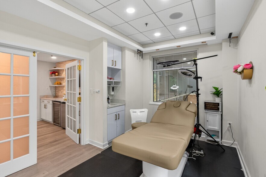 More Photos Of 7601 Lewinsville Rd, McLean Medical For Sale