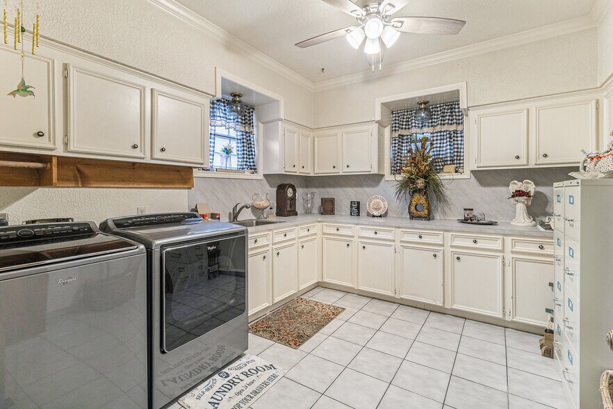 More Photos Of 1454 Oday Rd, Pearland Light Manufacturing For Sale