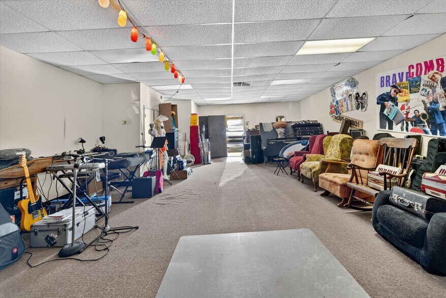 More Photos Of 221-223 N Locust St, Denton Office For Sale
