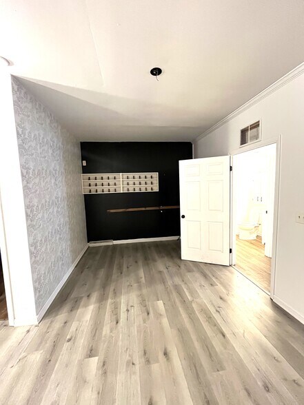 More Photos Of 25 W King St, Shippensburg Flex For Lease