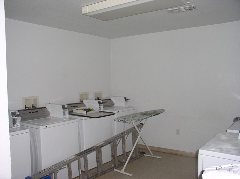 More Photos Of 1009 W Heaton St, Cuero Office For Sale