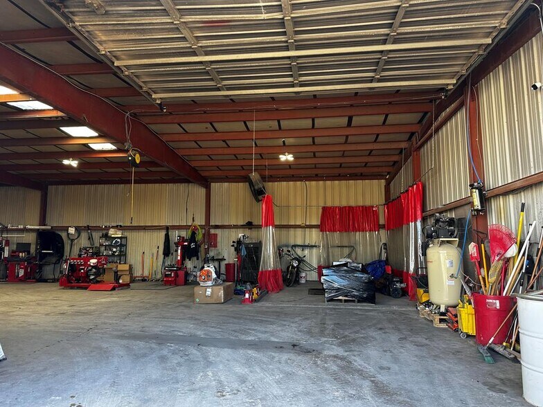 More Photos Of 301 S Betty Ave, Monahans Flex For Sale