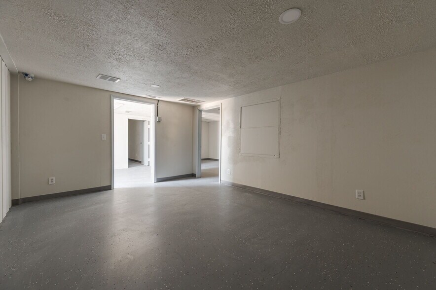 More Photos Of 3600 Valley Park Dr, El Reno Light Distribution For Lease