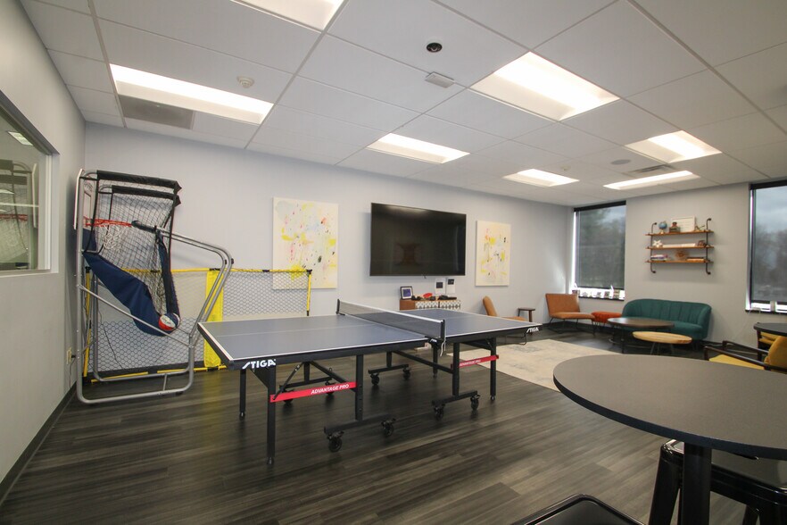More Photos Of 9911 Shelbyville Rd, Louisville Office For Sale