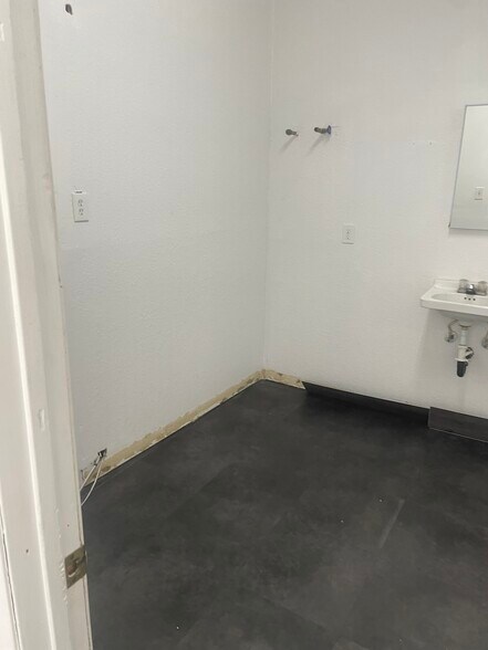 More Photos Of 16438-16460 S Cambridge Dr, Lathrop General Retail For Lease