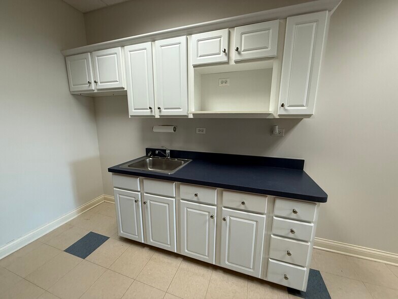 More Photos Of 1880 W Winchester Rd, Libertyville Medical For Sale