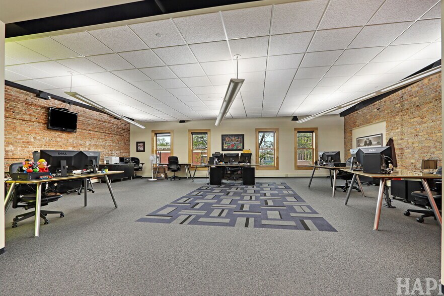 More Photos Of 545-547 N Milwaukee Ave, Libertyville General Retail For Sale