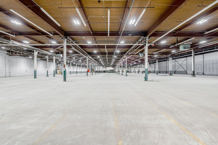 More Photos Of 5455 Ch De La Côte-De-Liesse, Montréal Manufacturing For Sale