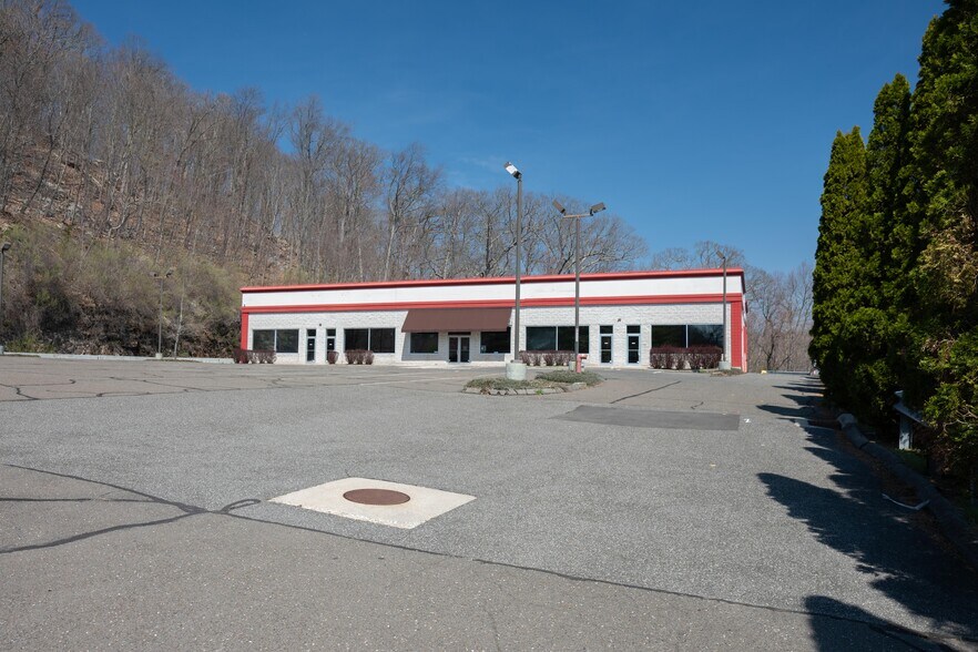 More Photos Of 20 Federal Rd, Brookfield Storefront For Lease