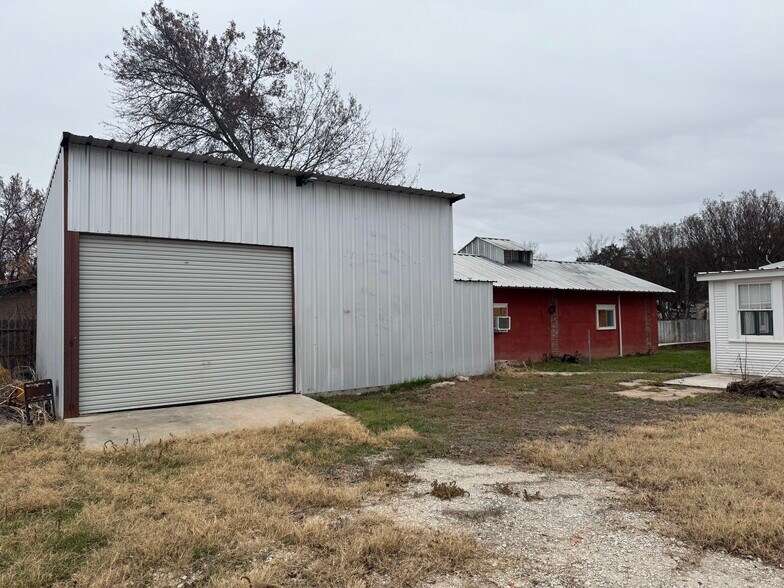 More Photos Of 608 W Wallace St, San Saba Restaurant For Sale