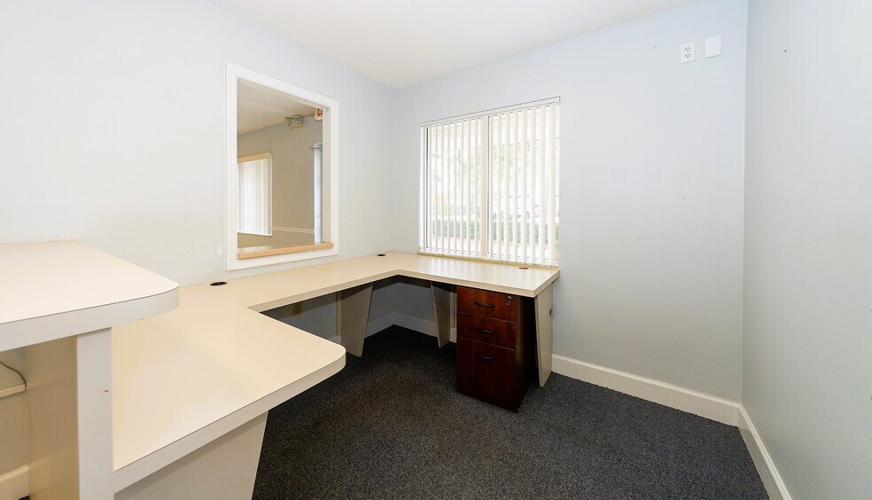 More Photos Of 2001 Manatee Ave E, Bradenton Office For Lease