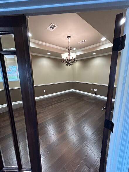 More Photos Of 231 N Twin City Hwy, Nederland Office For Sale