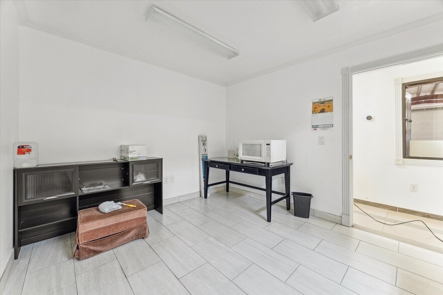 More Photos Of 11126 Timber Crest Dr, Houston Warehouse For Lease