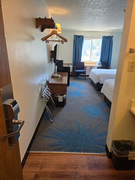More Photos Of 223 Santa Fe Ave, Alamosa Hotel For Sale