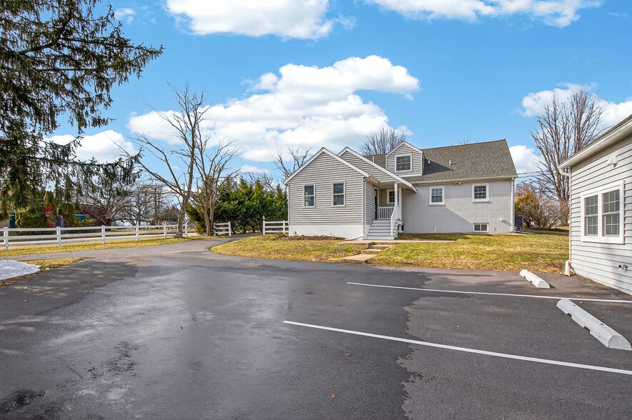 More Photos Of 9511 Belair Rd, Nottingham Freestanding For Lease