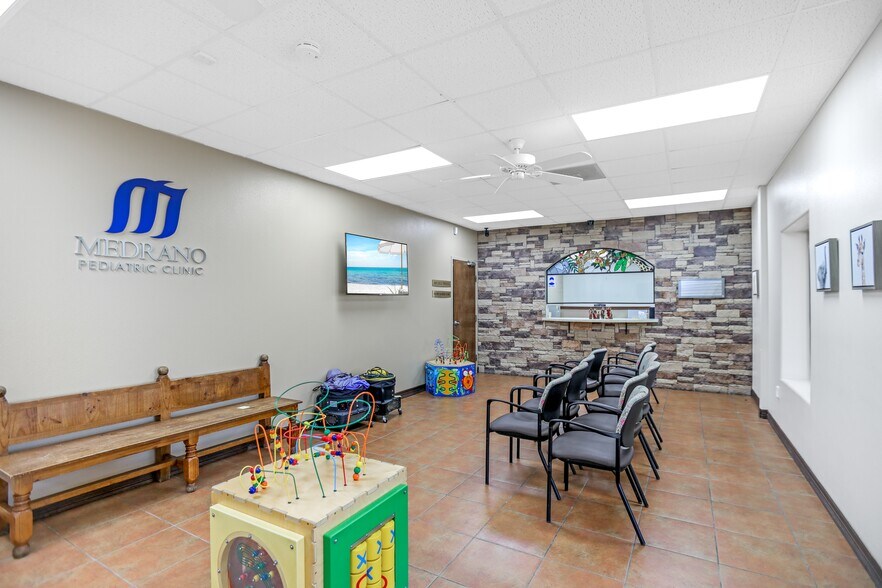 More Photos Of 802 E Expressway 83, La Joya General Retail For Sale