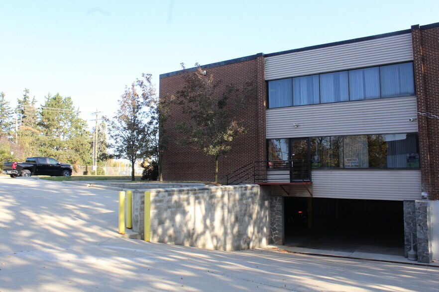More Photos Of 1877 Orchard Lake Rd, Sylvan Lake Medical For Sale