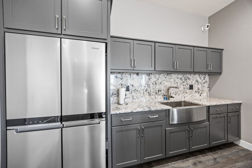 More Photos Of 530 Aircom Dr, Marion Airplane Hangar For Sale