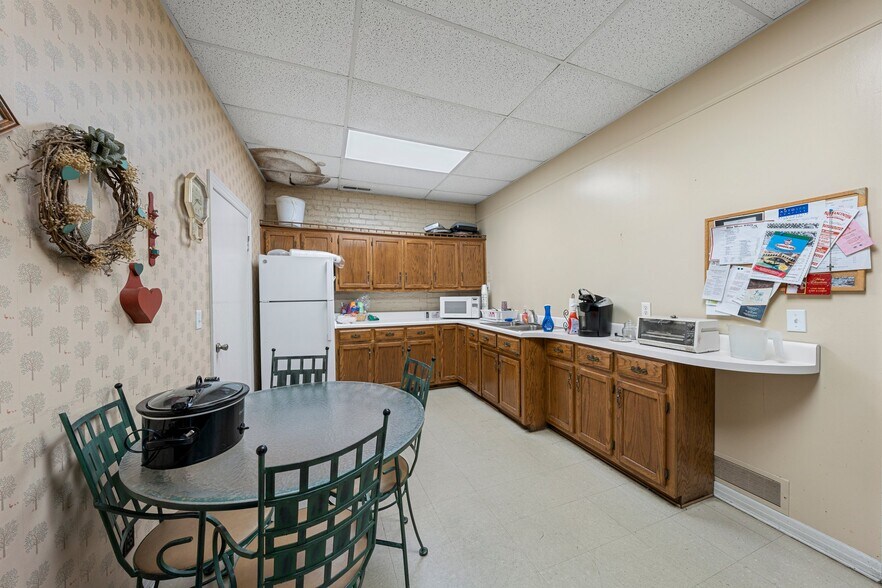 More Photos Of 318 S Green St, Glasgow Office For Sale