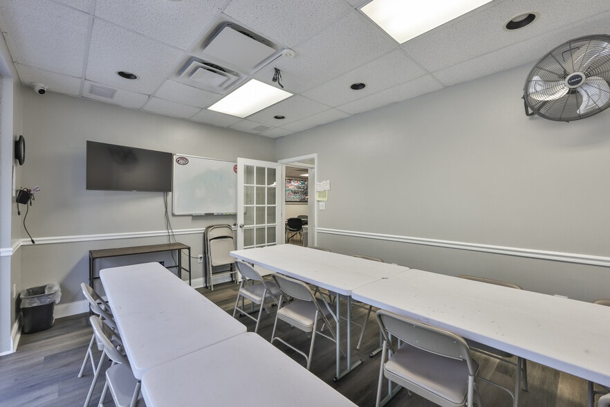 More Photos Of 307 S Parsons Ave, Brandon Storefront For Lease