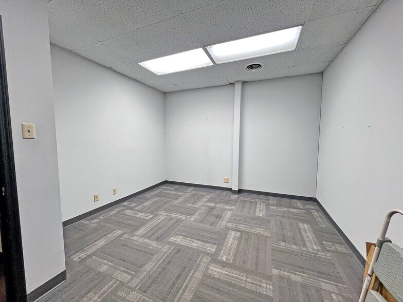 More Photos Of 65 S 65th St, Belleville Office For Sale