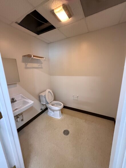 More Photos Of 1601 Spring Dr, Opelika Showroom For Lease