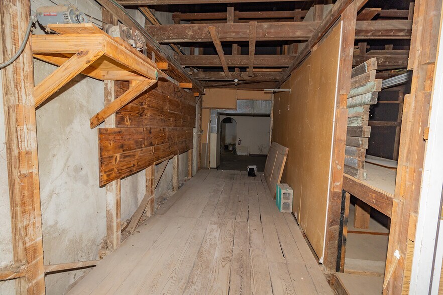 More Photos Of 1627 S Hillside St, Wichita Freestanding For Sale