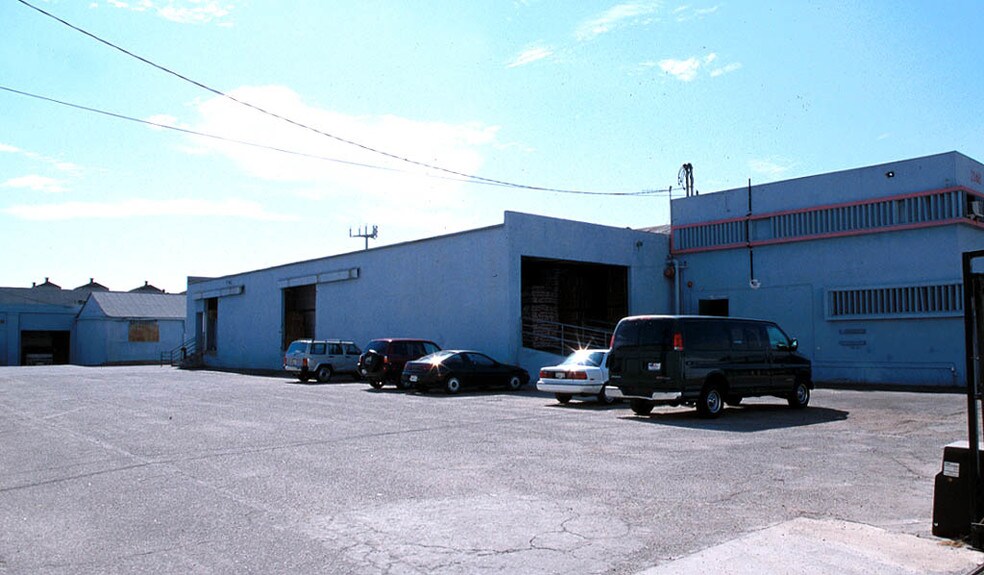 More Photos Of 2150 E 25th St, Los Angeles Warehouse For Lease