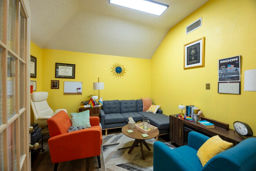 More Photos Of 1005 N Elm St, Denton Office For Lease