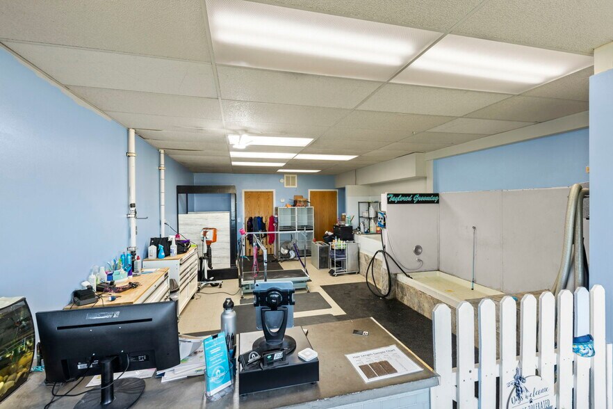 More Photos Of 645 E Lasalle St, Somonauk Showroom For Lease