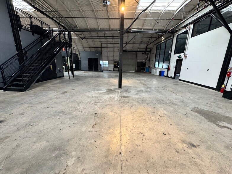 More Photos Of 800-808 E Washington Ave, Santa Ana Warehouse For Lease