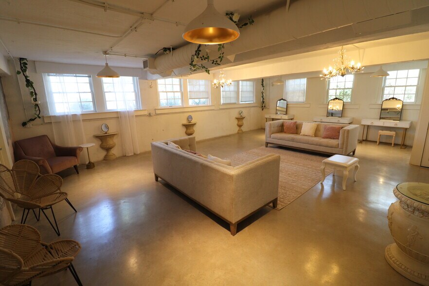 More Photos Of 1601 Chalk Hill Rd, Dallas Loft Creative Space For Sale