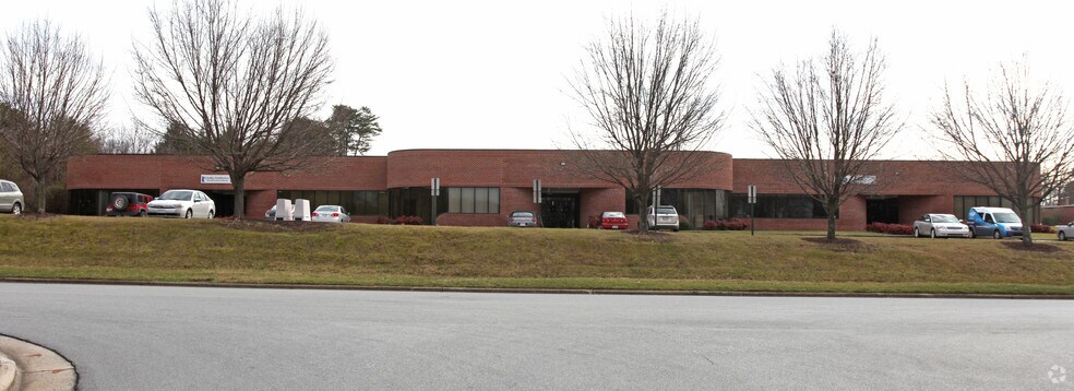 More Photos Of 4214 Beechwood Dr, Greensboro Flex For Lease