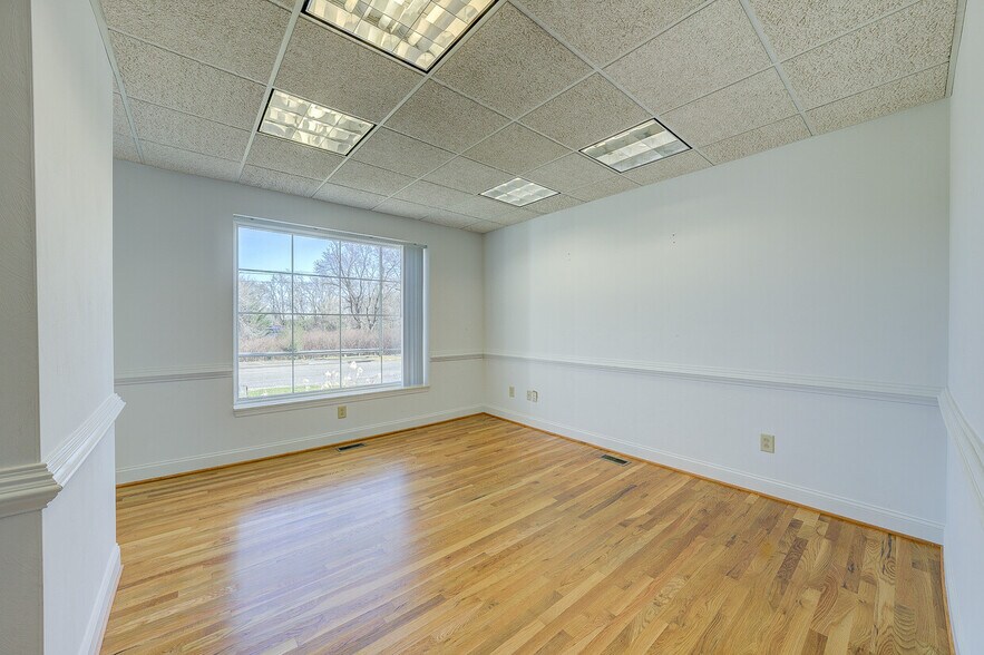 More Photos Of 2936 W Main St, Salem Office For Lease