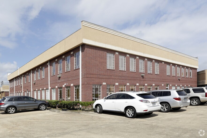 More Photos Of 9330 W Broadway St, Pearland Unknown For Lease