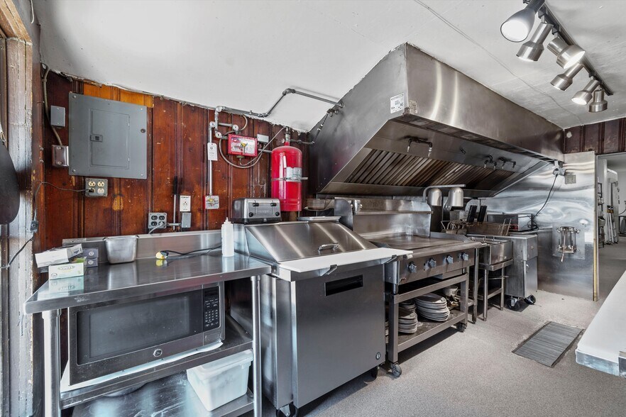 More Photos Of 110 W Bailey St, Ponder Restaurant For Sale