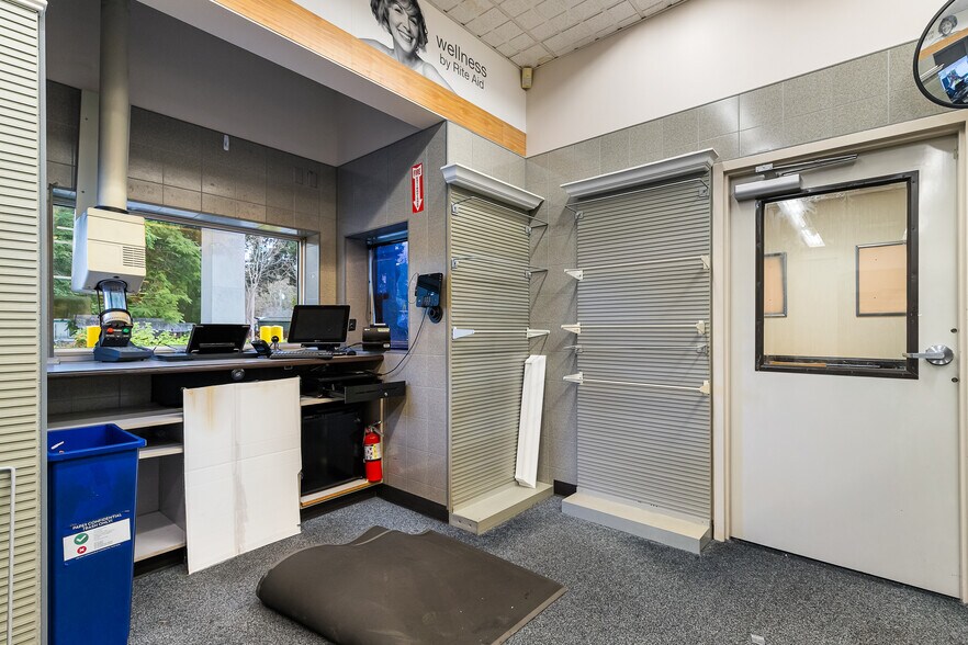 More Photos Of 3227 Northwest Ave, Bellingham Drugstore For Lease