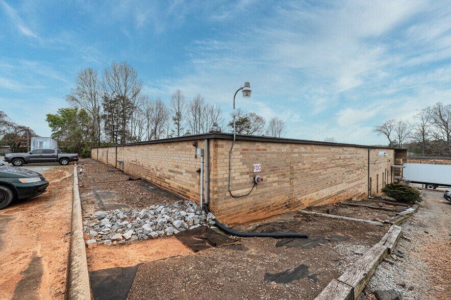 More Photos Of 3340 20th Ave SE, Newton Unknown For Lease