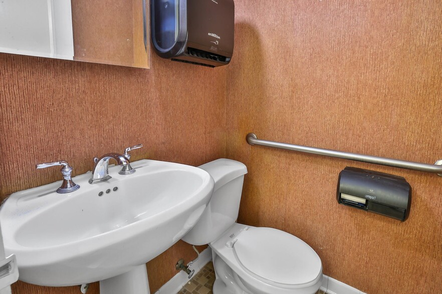 More Photos Of 171 Ramapo Rd, Garnerville Office For Lease