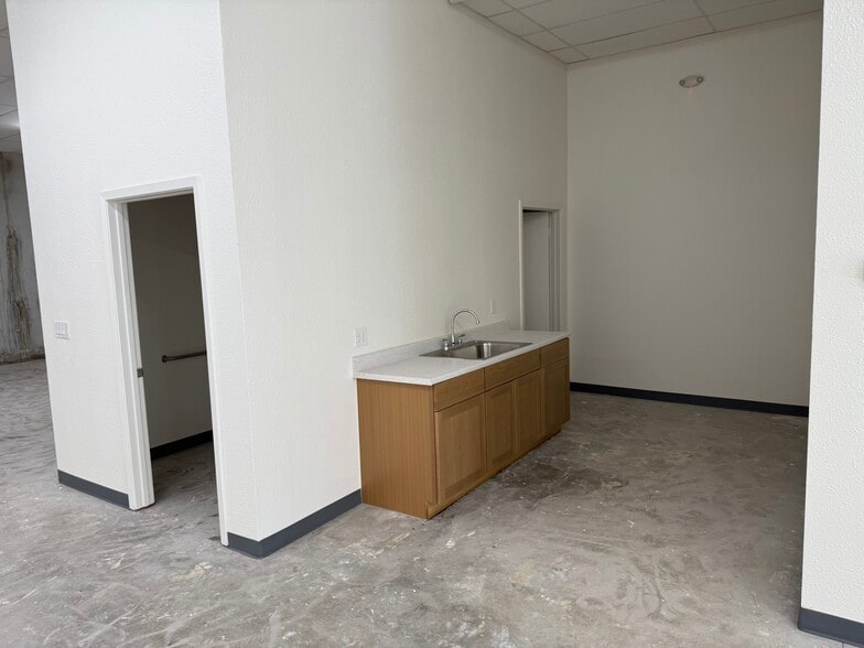 More Photos Of 2110 Whitehorse Trl, Austin Unknown For Lease