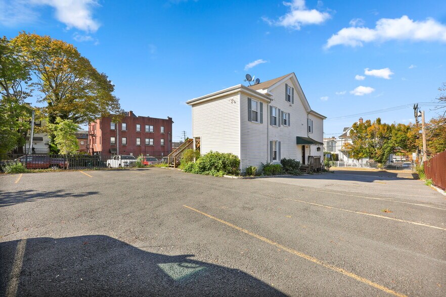 More Photos Of 13 N Water St, Greenwich Freestanding For Lease