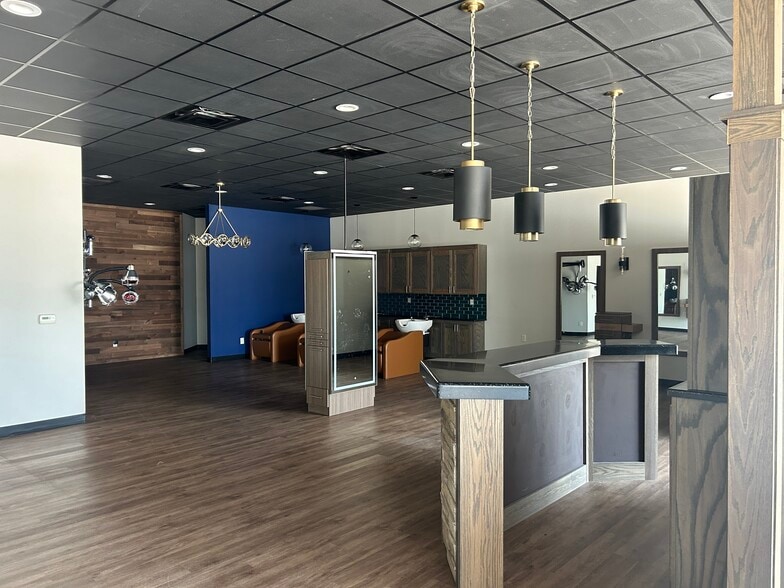 More Photos Of 338 S Andover Rd, Andover General Retail For Lease