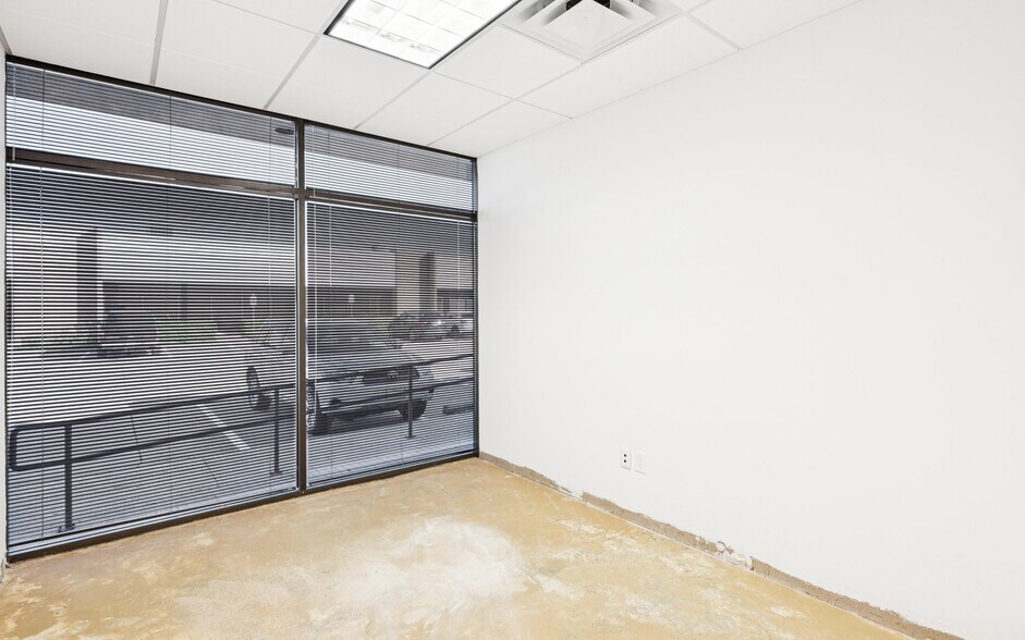 More Photos Of 4400-4440 Beltway Dr, Addison Flex For Sale