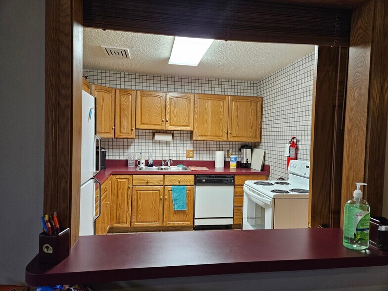 More Photos Of 3165 Cabaret Trl S, Saginaw Office For Sale