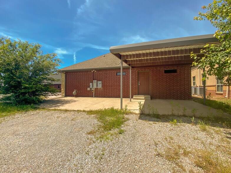 More Photos Of 2400 Palmer Cir, Norman Medical For Lease