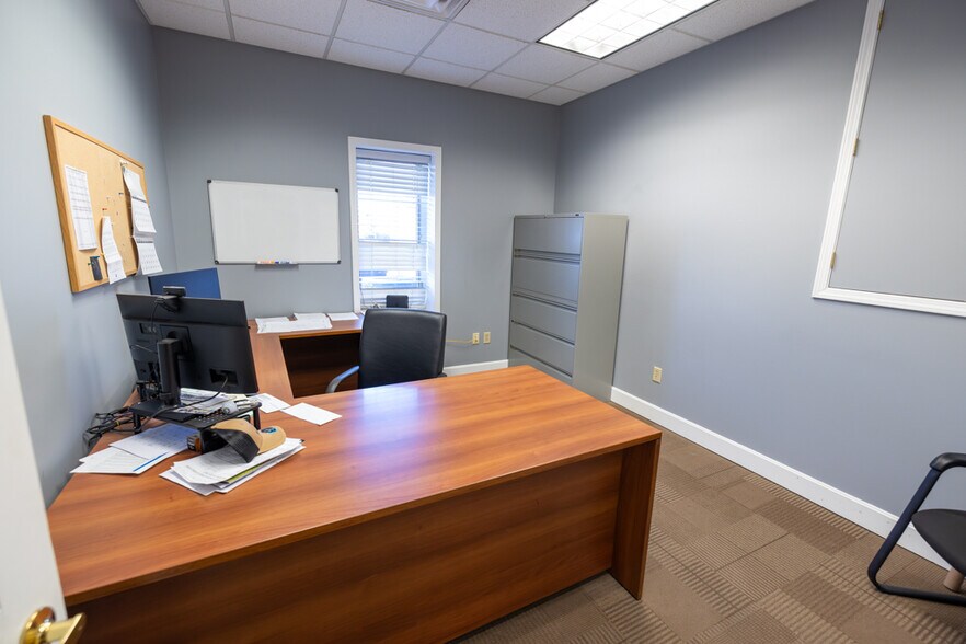 More Photos Of 1621 Se Summit St, Lee's Summit Light Distribution For Lease