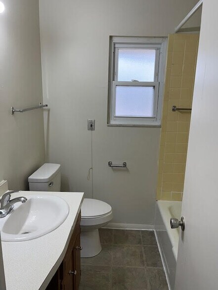 More Photos Of 1450 Luther Sq, Evansville Apartments For Sale