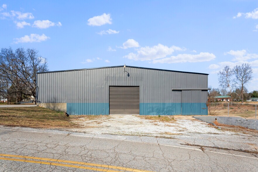 More Photos Of 207 N Kenneth St, Walhalla Warehouse For Lease