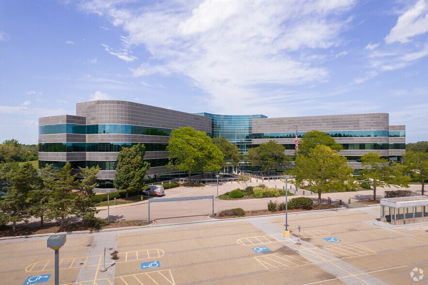 More Photos Of 3100 Sanders Rd, Northbrook Office For Lease